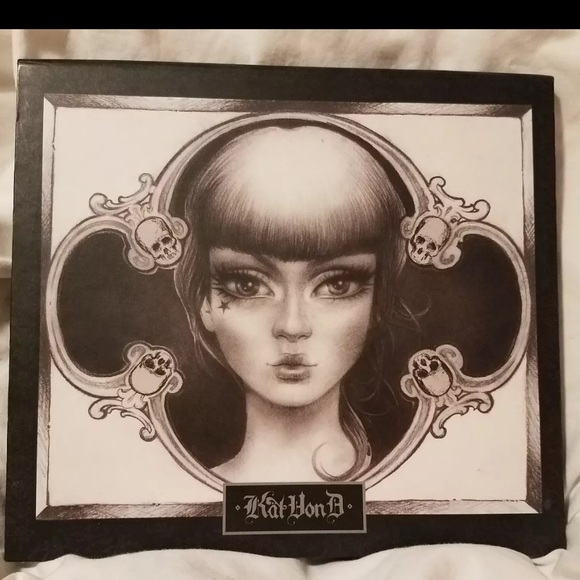 New w/o box Kat Von D Spellbinding Eyeshadow Book - Picture 1 of 2